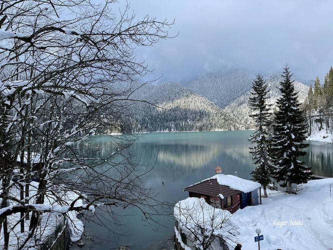 Сказка в бокале: зимнее солнце и волшебство праздника